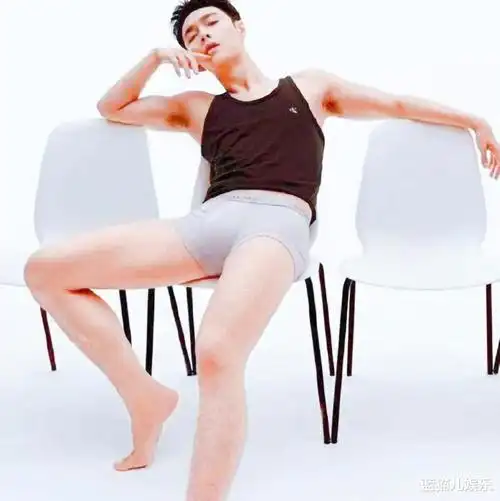 张艺兴"顶胯"广告图曝光,阳刚之气没看出来,倒令女生看着尴尬_内衣
