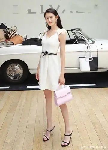 陈钰琪"美到了巴黎",一袭白裙清纯精致,简约穿搭适合80,90后