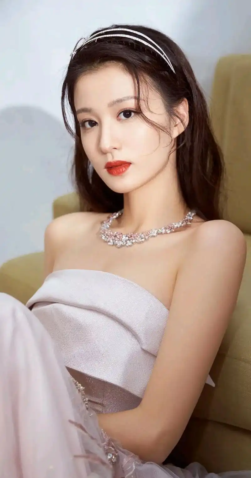 95后美少女王楚然高清写真,仙姿玉貌,明艳动人