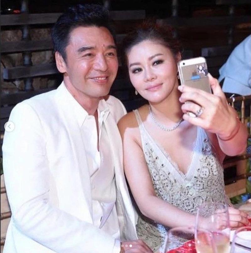 妻子晒合照为钟镇涛庆生 大方示爱:守着陪着爱着你