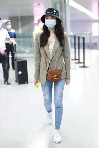 张慧雯街拍:格纹西装牛仔铅笔裤adidas小白鞋 etro飞马包现代商务风