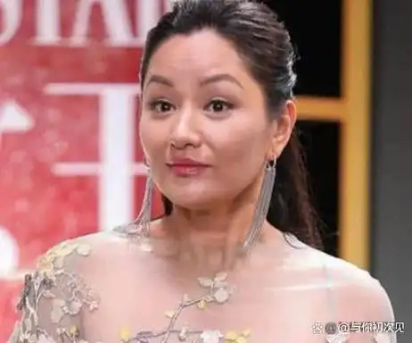 老牌超模瞿颖50岁了没生孩子身材发胖浓妆也盖不住粗大的毛孔