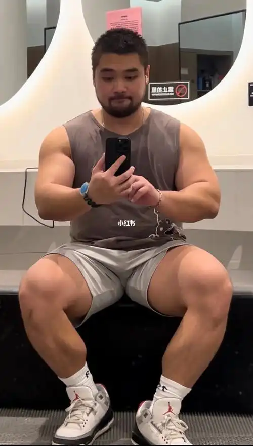 哈哈哈!佛系练练!#壮熊  #熊狒  #毫无训练痕迹  #撸铁  #练腿日