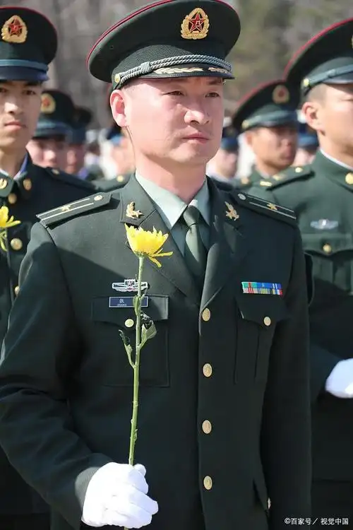 礼服军装只有军官才有吗,基层士兵会不会配备礼服