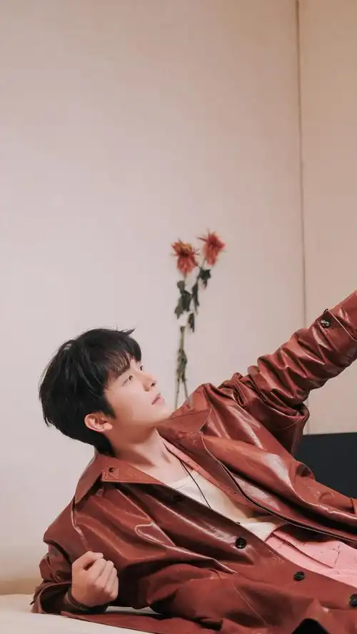 本哥的日记本##张新成色彩漫游封面大片