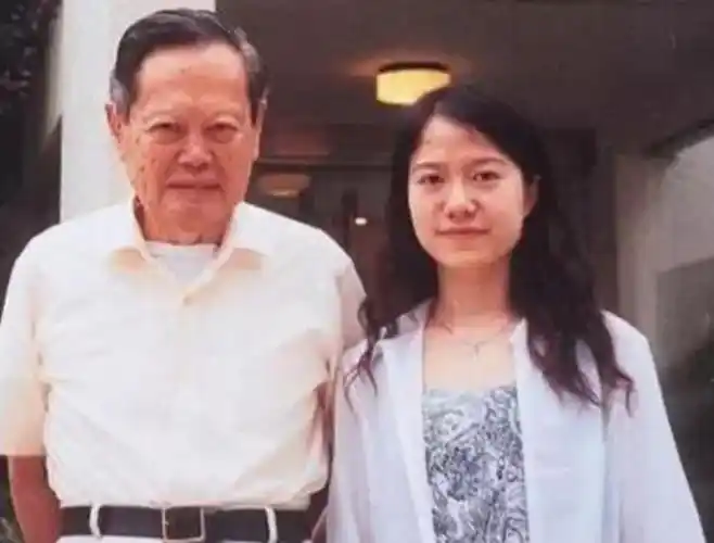 回顾翁帆与杨振宁结婚多年白发对红妆她无悔亦无怨