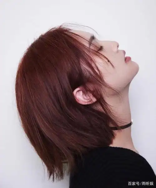 杨丞琳秀出自己的一头橘红色短发,侧颜精致,发质顺滑