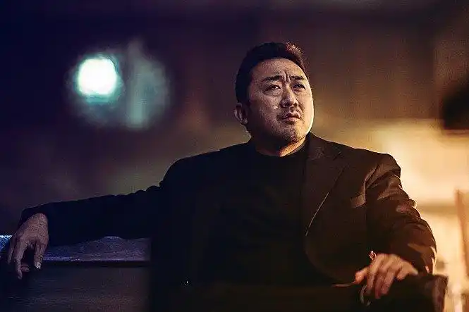 马东锡,金相中,金雅中,张基龙主演,讲述因押送犯人的监狱车辆翻车最