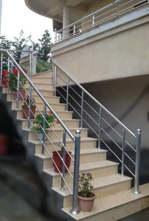 贴墙装排雨棚,搭个阳光房,楼梯在户外,再也不怕刮风下雨了