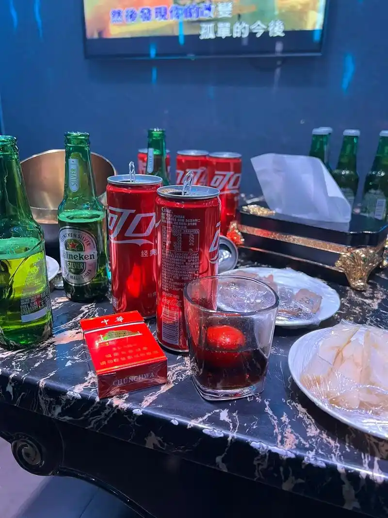 来ktv喝可乐#酒杯太浅敬不到来日方长 - 抖音
