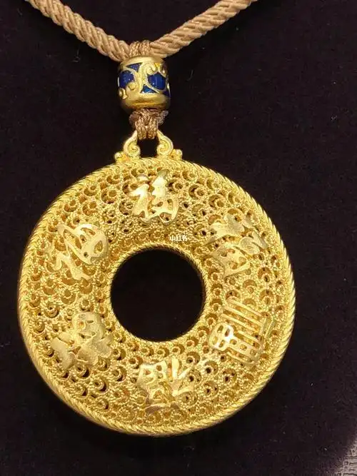 老凤祥:古法珐琅工艺黄金吊坠(莲年有余)