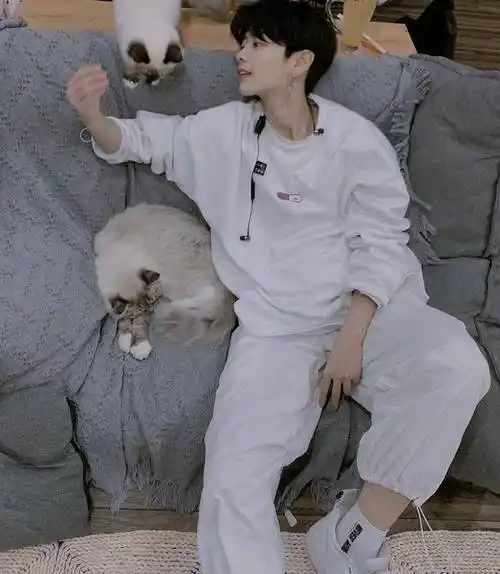 创造营人气学员刘梦男装清纯迷倒万千女生穿短裙直接超车