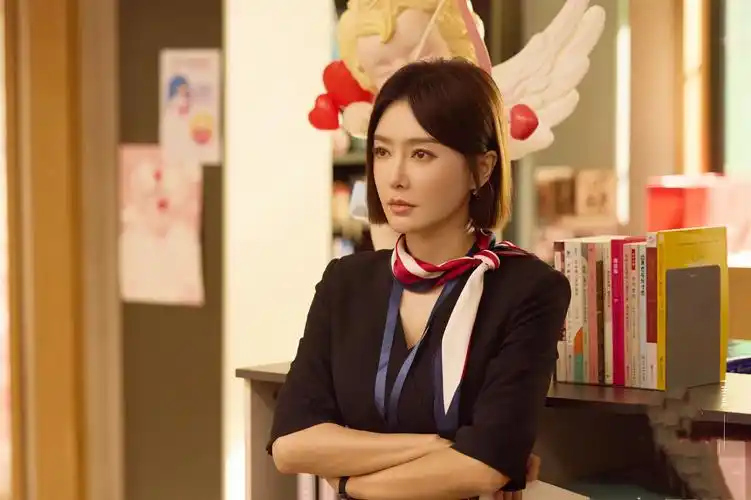 而秦岚饰演的女主角虽然饰演的是一位金牌婚恋专家,但对于自己的感情