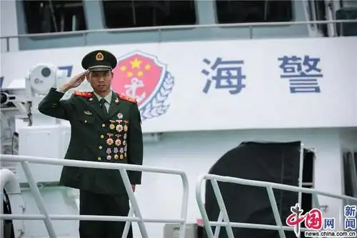 王国平站在海警船上向战友们敬礼. 姜宗平 摄