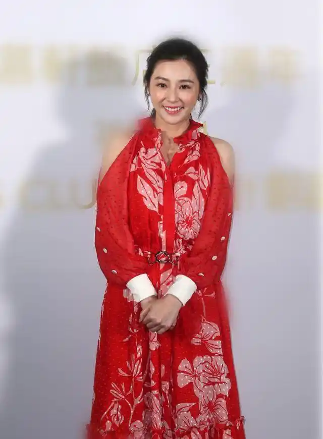 陈怡蓉除了脸僵,穿衣水平也在下降,真的是越看越没有之前漂亮