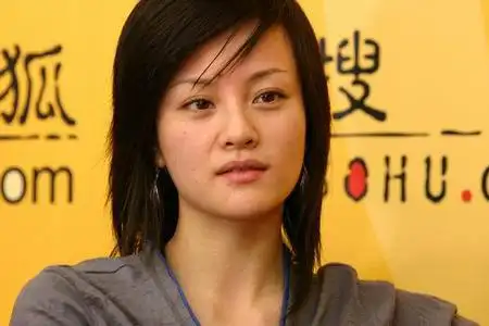 视频:刘孜胡可做客搜狐 现场齐跳"小神龙"