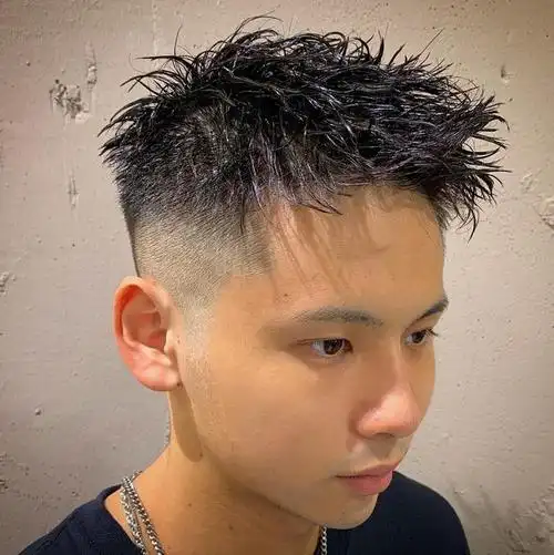 那么把周边选择推短,头顶保留3到5厘米左右的长度,修剪成碎发的造型就