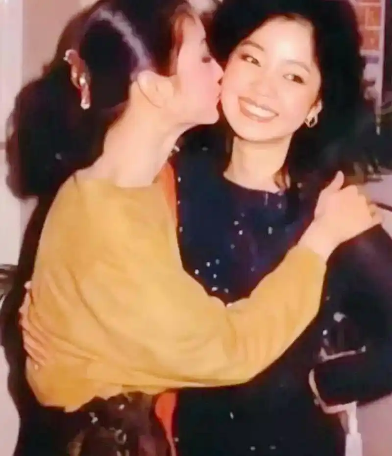 都是当红明星,私下也是好朋友.照片中,林青霞亲吻邓丽君的脸颊.