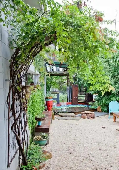 如果有条件我也向往有一栋带院子的农村房子种花晒阳台的生活