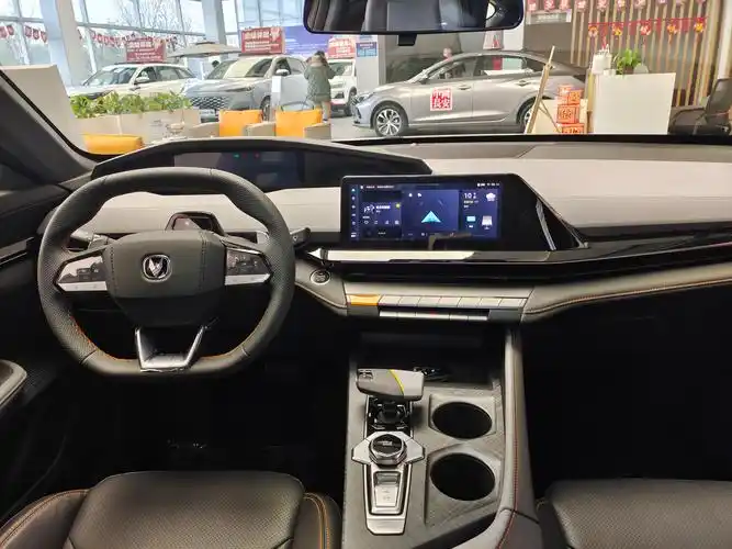 2022款长安uni-v实车到店,外观设计拉风,配可升降尾翼,能火?