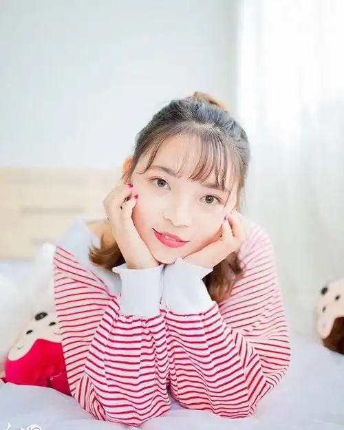 红色条纹清纯美女低头浅笑弯弯眉眼唯美写真