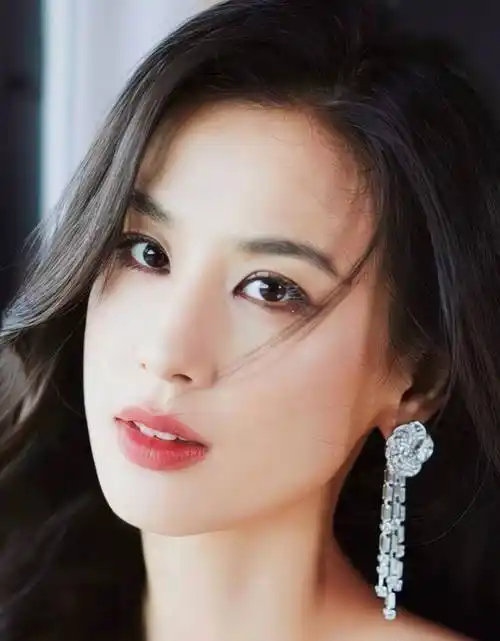 这4位女明星,出道长相甜美,年龄越大面相越刻薄,原因令人深思_黄圣依