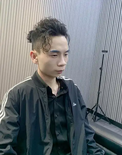 雅痞风武士头,男生丸子头风男士纹理烫蓬松纹理男士烫发时尚人群必备