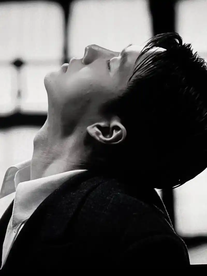 真的好爱这段啊午夜梦回都是王一博扭脖子抽烟