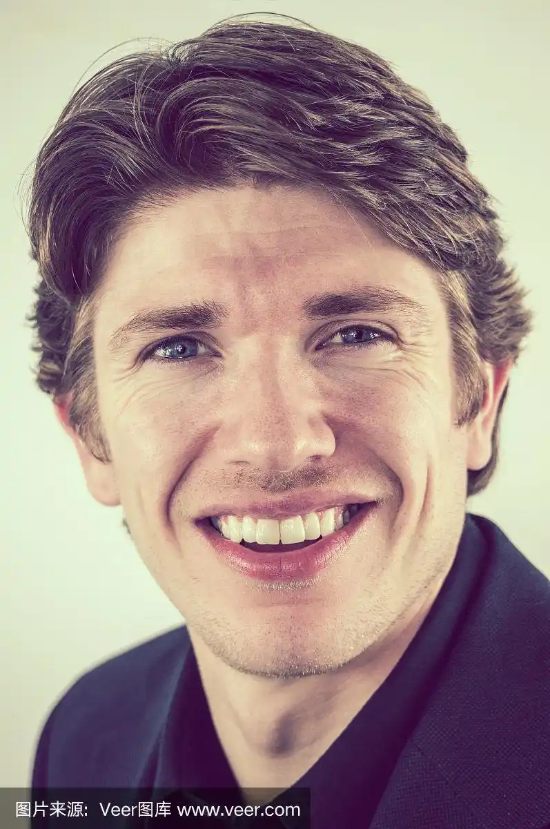 一个微笑的男人的大头照