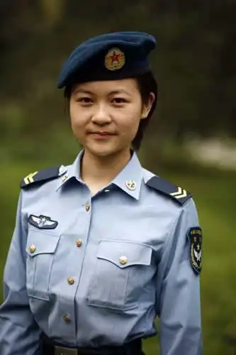 穿着07式新夏装的空军女兵[中国空军杂志社提供]解放军空军部队换发07