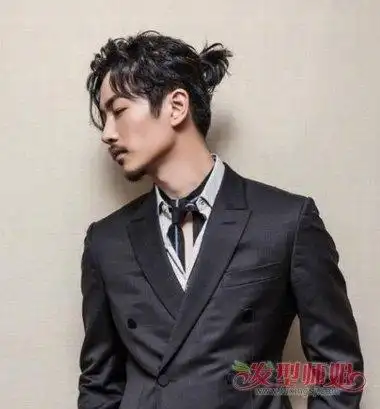 潮男中短发扎小辫子发型