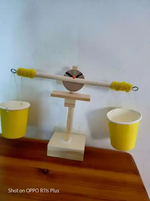 一个天平秤就完成了