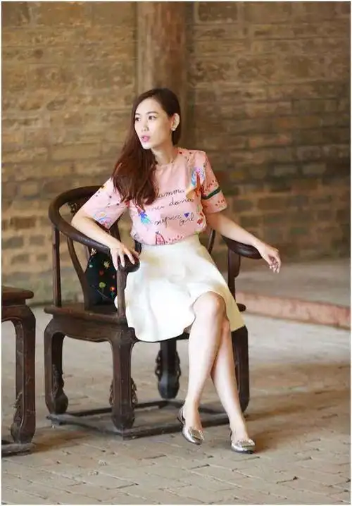 马蓉新年机场首秀,长款马甲内搭红色高领衫,挎潮牌包包心境好