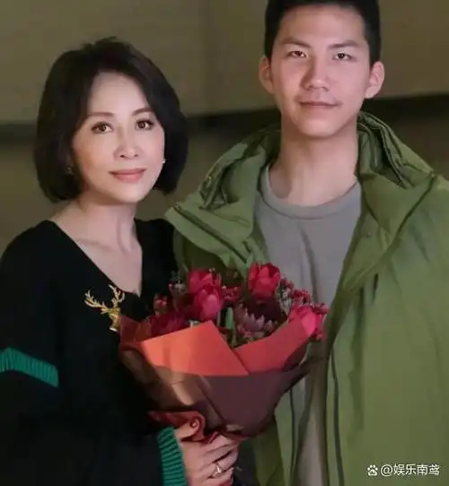 在央华版《悲惨世界》的北京演出中,刘烨一家成为观众瞩目的焦点.