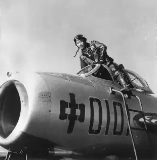 资料图:试飞员吴克明登上歼-5飞机