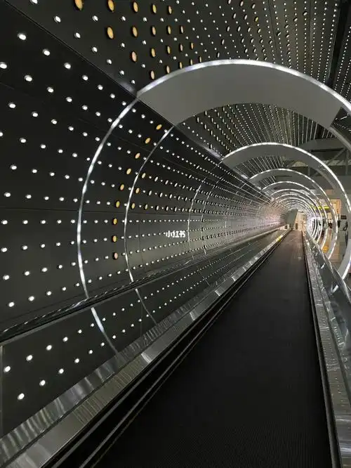 广州白云国际机场的时光隧道