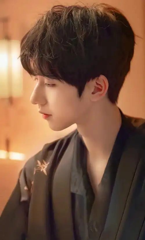 78#贺峻霖 画报颜值#那些年,小贺哥哥的侧颜杀!