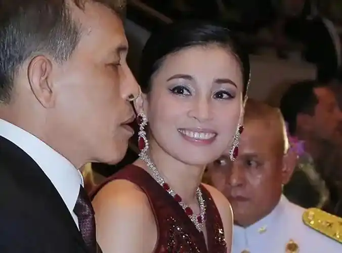 泰国后宫"三足鼎立"!西拉米与贵妃重建主仆缘,王后孤单无依靠