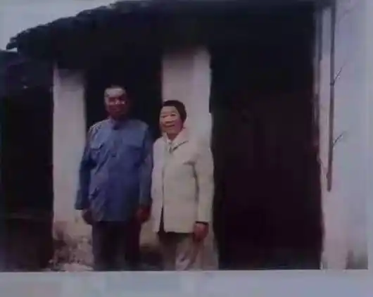 父母的严厉教育,以及原生家庭的优渥条件,让孟军养成了不拘一格,疵鼢