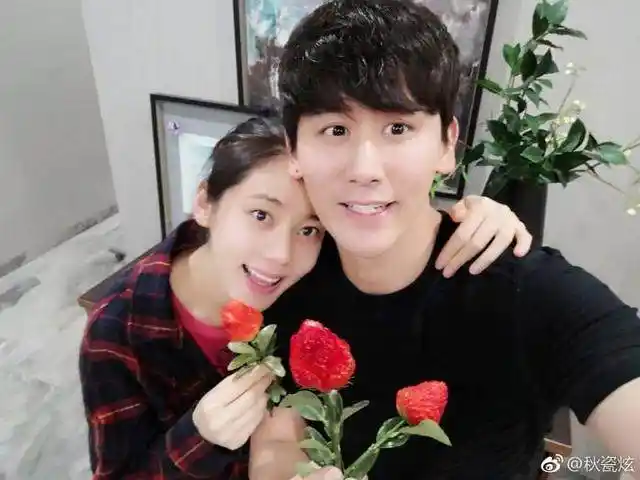 秋瓷炫于晓光情人节撒狗粮,晒自拍合照,两人晒的花才是重点