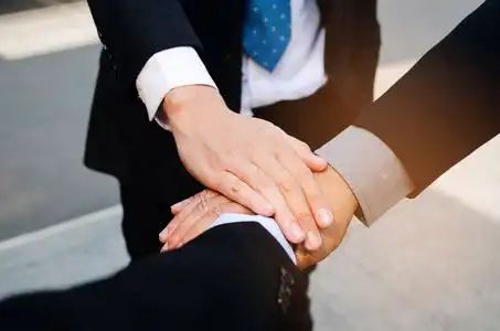 领导支持合组三人团队携手共进现代城市, 团队领导, 成功, 支持, 会议