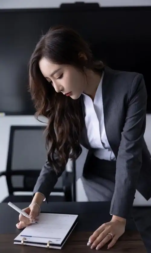 职场穿搭:西装套装裙既能展现干练的职场气质,又不失女性的优雅插图3