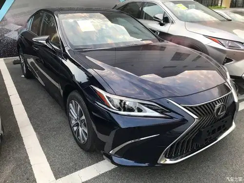 宝蓝色很好看呀