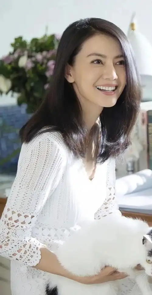 2013年,主演的当代都市情感剧《咱们结婚吧》取得了同时段电视剧收视