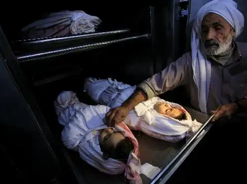 地带北部杰巴利耶,两具儿童尸体停放在卡迈勒·阿德万医院的太平间