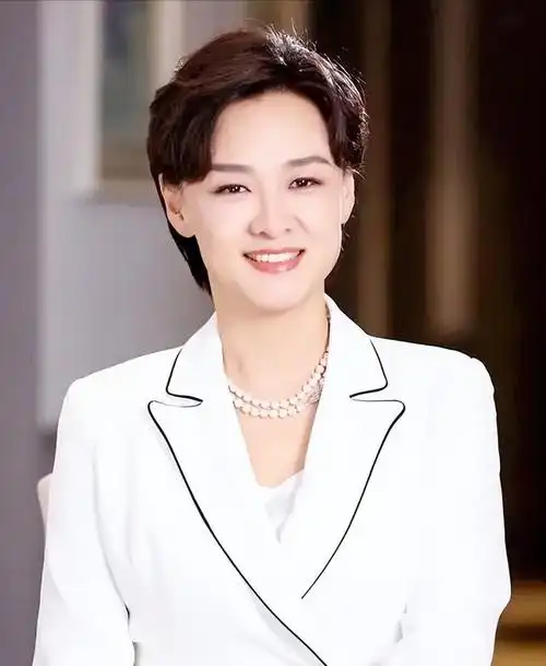 5月12日凌晨,央视前主持人李小萌冲上热搜,起因是她分享了2008年在