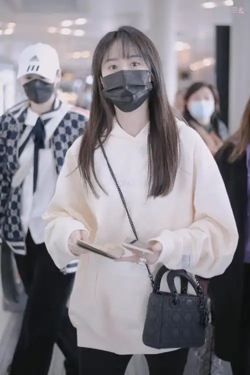 笑眼弯弯,清清爽爽～@袁冰妍 机场获粉丝接机送信,有说有笑