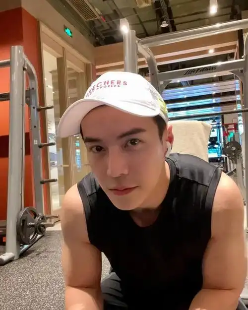 新加坡男演员王冠逸是lanadelrey粉丝