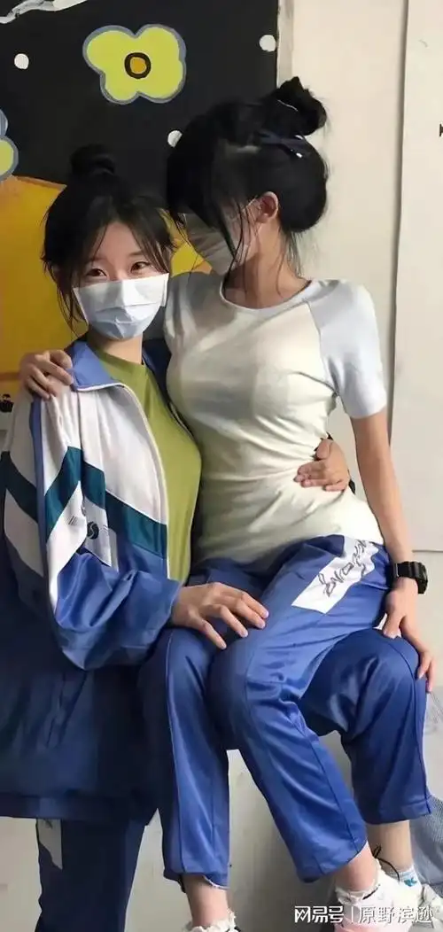 女初中生身材饱满,直播间里充满挑逗,直言搞钱要趁早人气还很旺|女