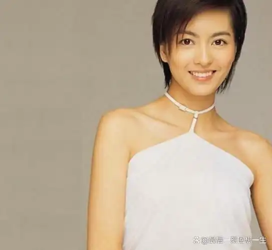 梁咏琪夫妇近照曝光,镜头下面黄肌瘦穿着土气,外国老公白发满头